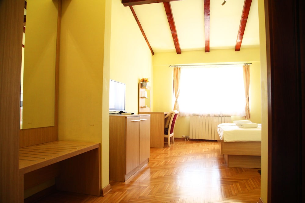 Economy Double Room - Photo 10
