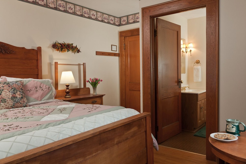 Economy Double Room, 1 Queen Bed photo 3