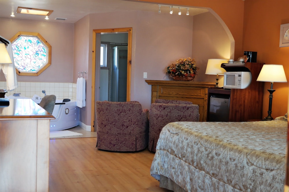 Standard Room, 1 King Bed, Jetted Tub photo 3