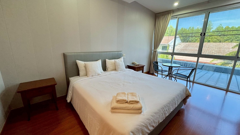 Deluxe Room, 1 King Bed photo 3