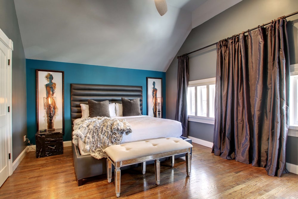 Suite, 1 King Bed, Non Smoking, Refrigerator & Microwave (Living Room) - Photo 2