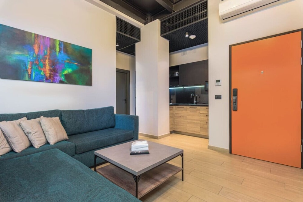 Amine 102, 2-BR in Mar Mikhael