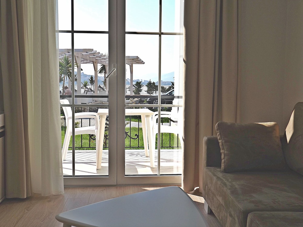 Quadruple Room, Partial Sea View photo 2