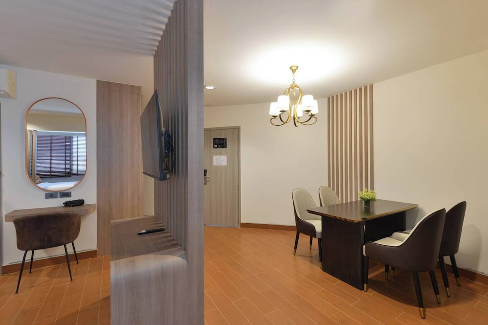 Executive Room - Photo 5