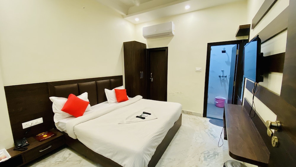 Deluxe Double Room A/C - Photo 25