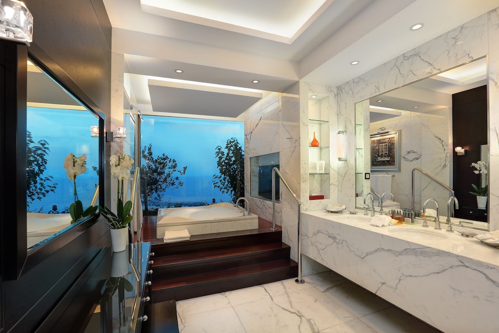 Royal Suite, 1 King Bed - Photo 3