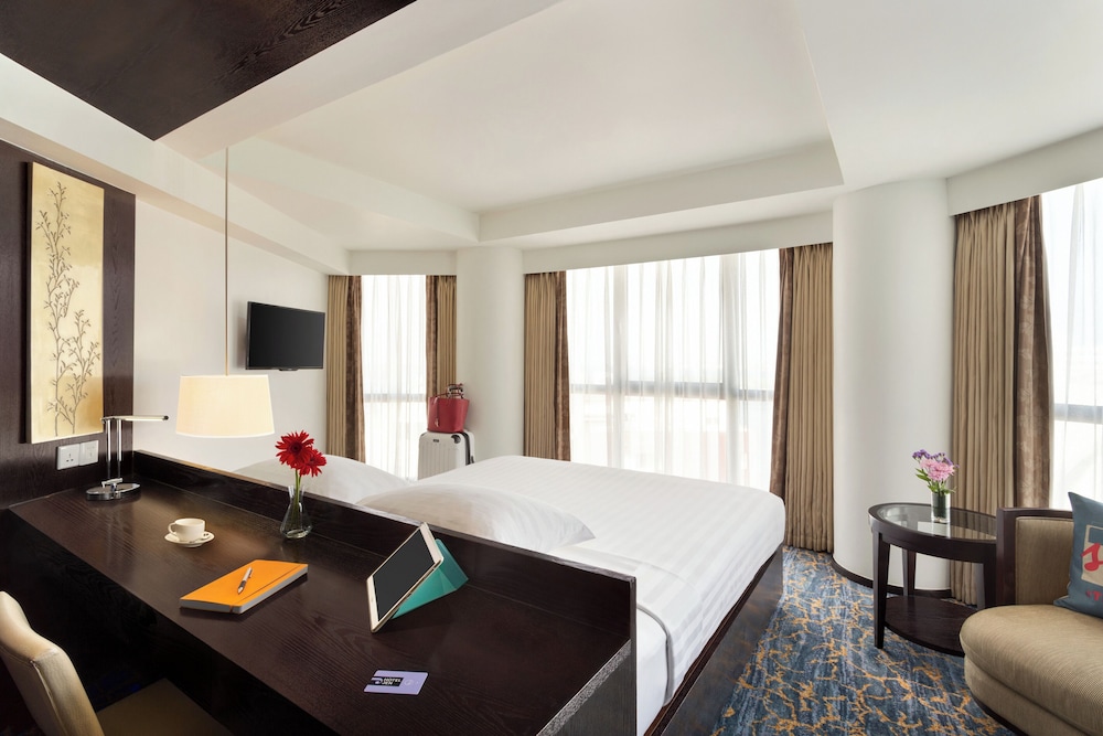 Executive Room, 1 King Bed, City View - Photo 1