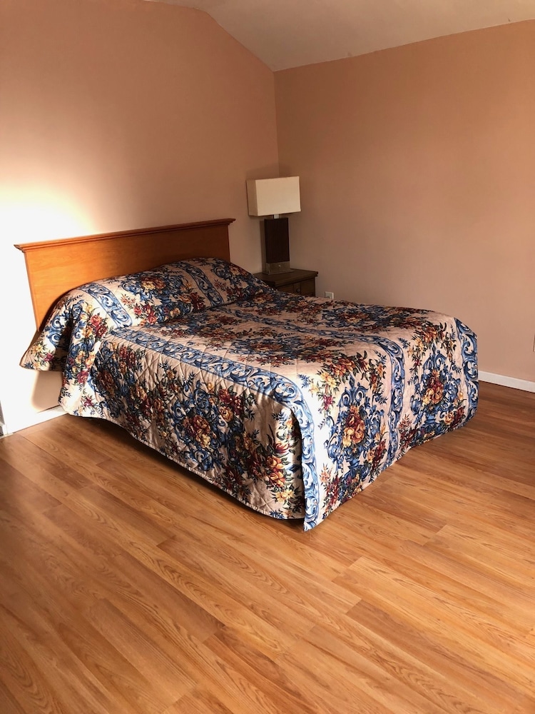 Comfort Cabin, 1 Queen Bed, Mountain View photo 2