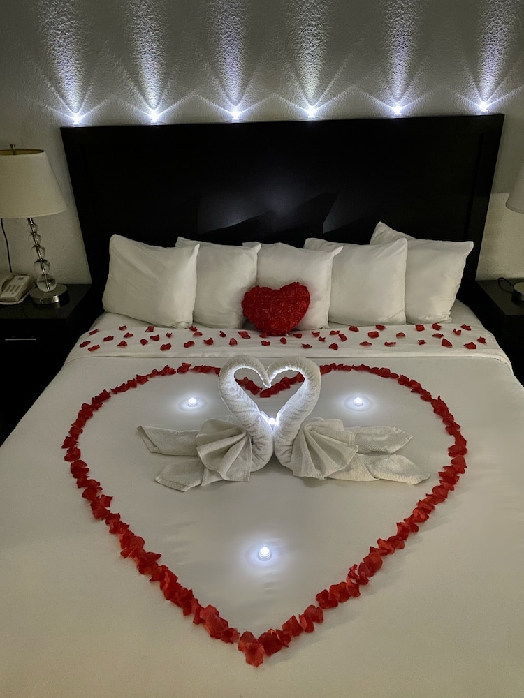 Standard Room, 1 King Bed, Non Smoking - Photo 6