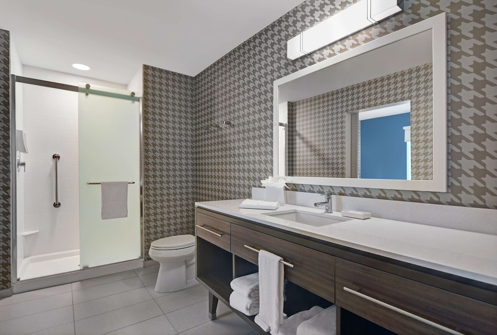Suite, 1 King Bed, Accessible (Mobility & Hearing, Roll-in Shower) - Photo 3