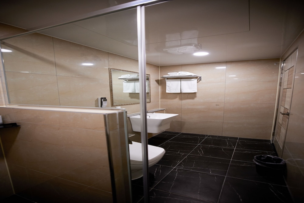 Corner Suite - Photo 4