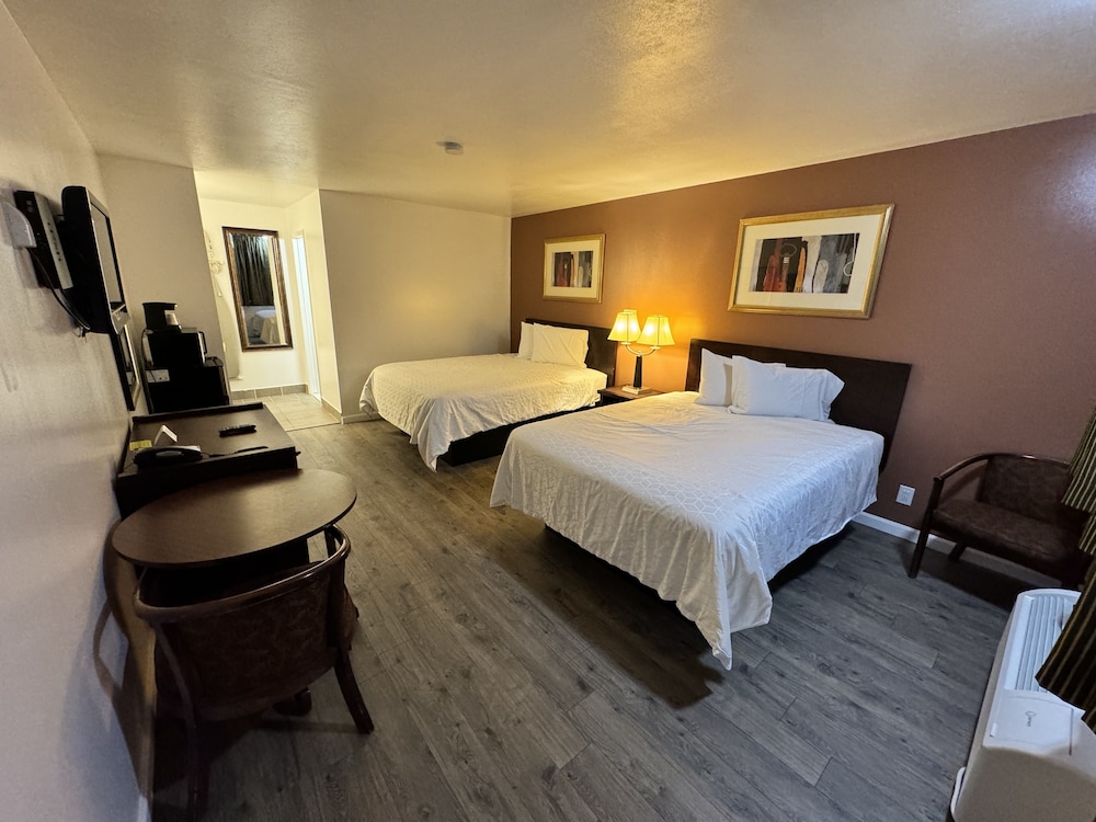 Two Double Queen Bed Room photo 1