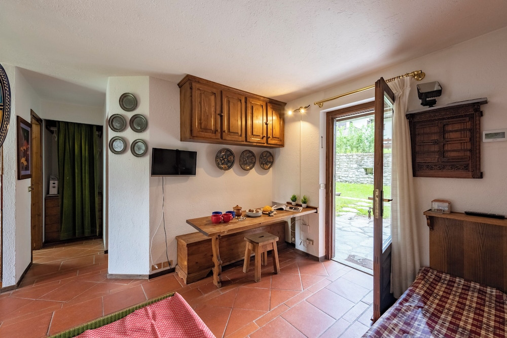 Family Apartment, Multiple Bedrooms (Cozy Apartment with Garden in) photo 1