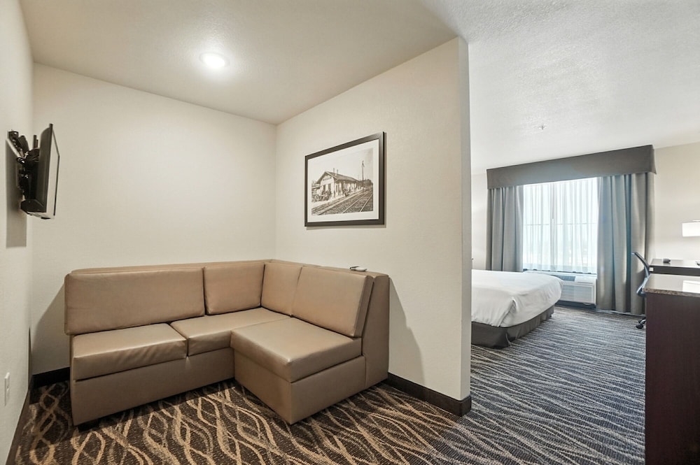 Studio, 1 King Bed with Sofa bed, Mobility Accessible, Non Smoking - Photo 6