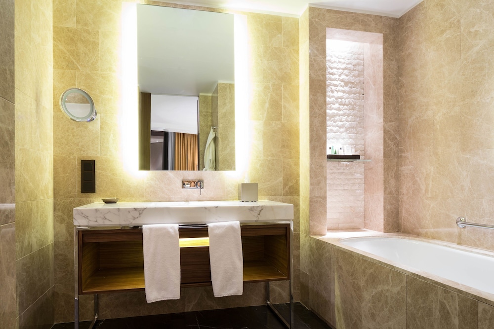 Executive Room, 1 King Bed, Corner (Panoramic View) photo 2