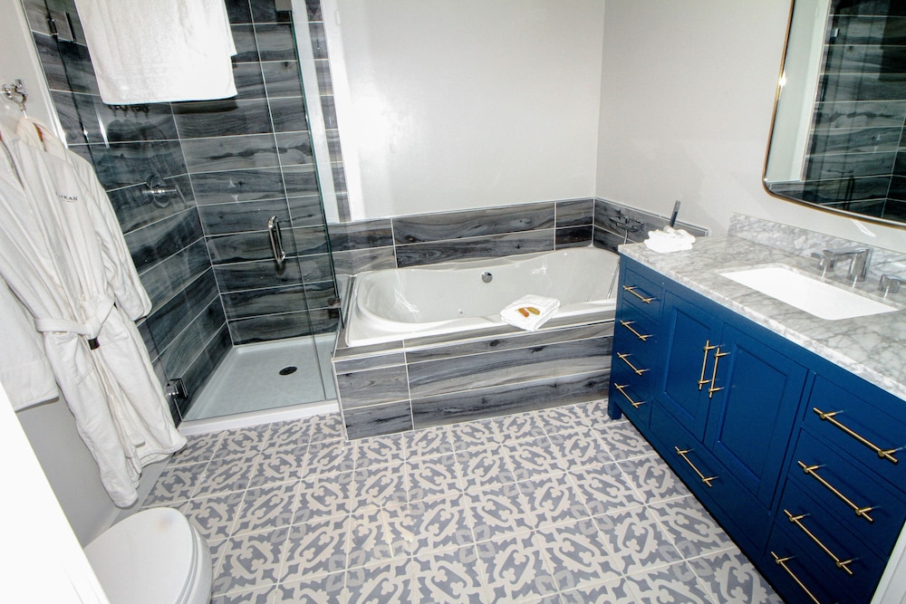 Room, 1 King Bed, River View