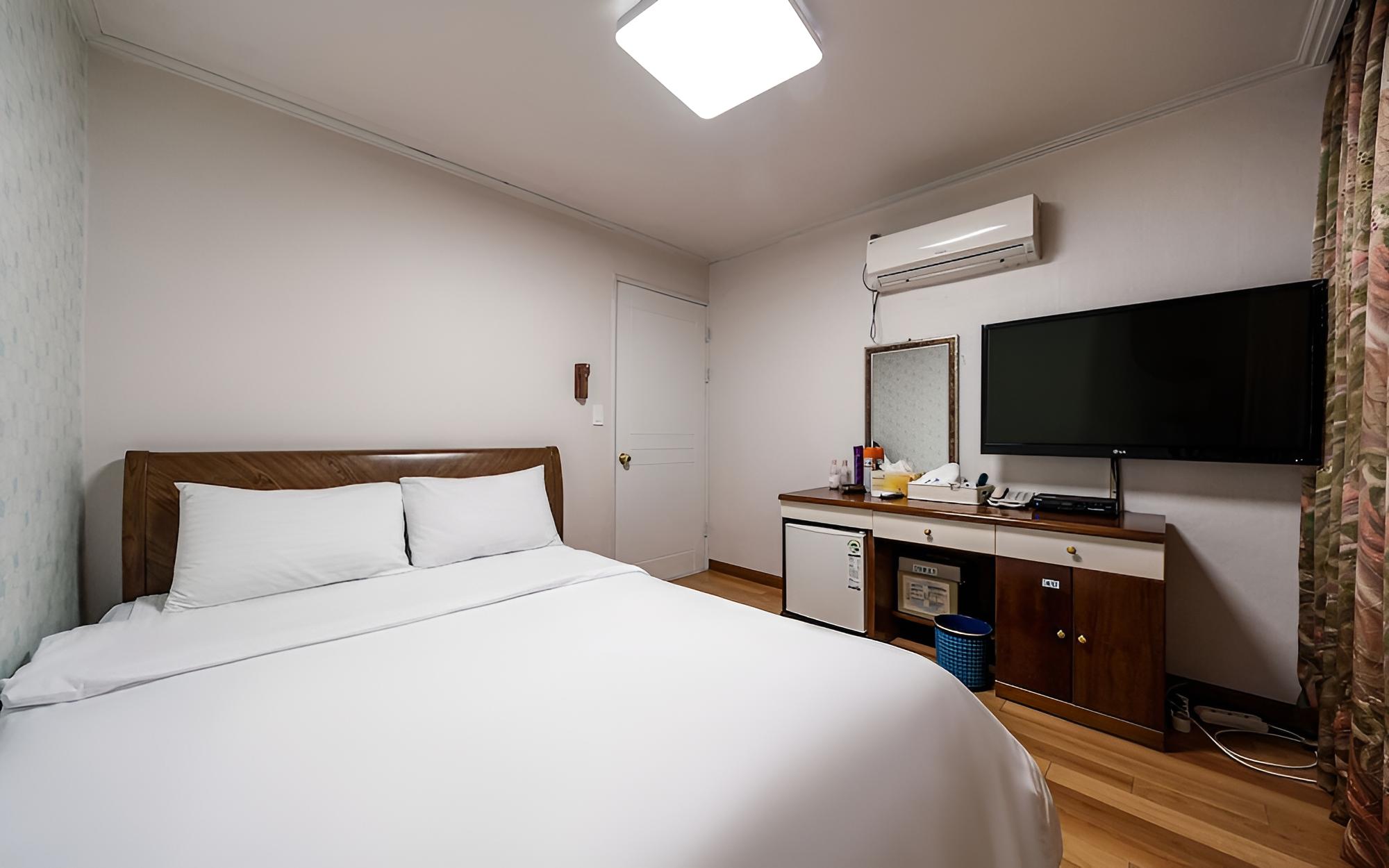 Room (Standard Room) - Photo 2