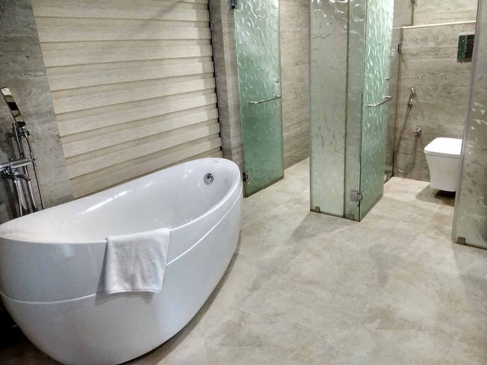 Royal Suite, 1 King Bed, Bathtub, Pool View photo 2
