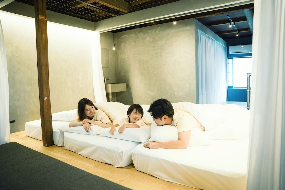 Deluxe Room with 6 Beds, Street View_Former Confectionery Shop, Non Smoking thumbnail 6
