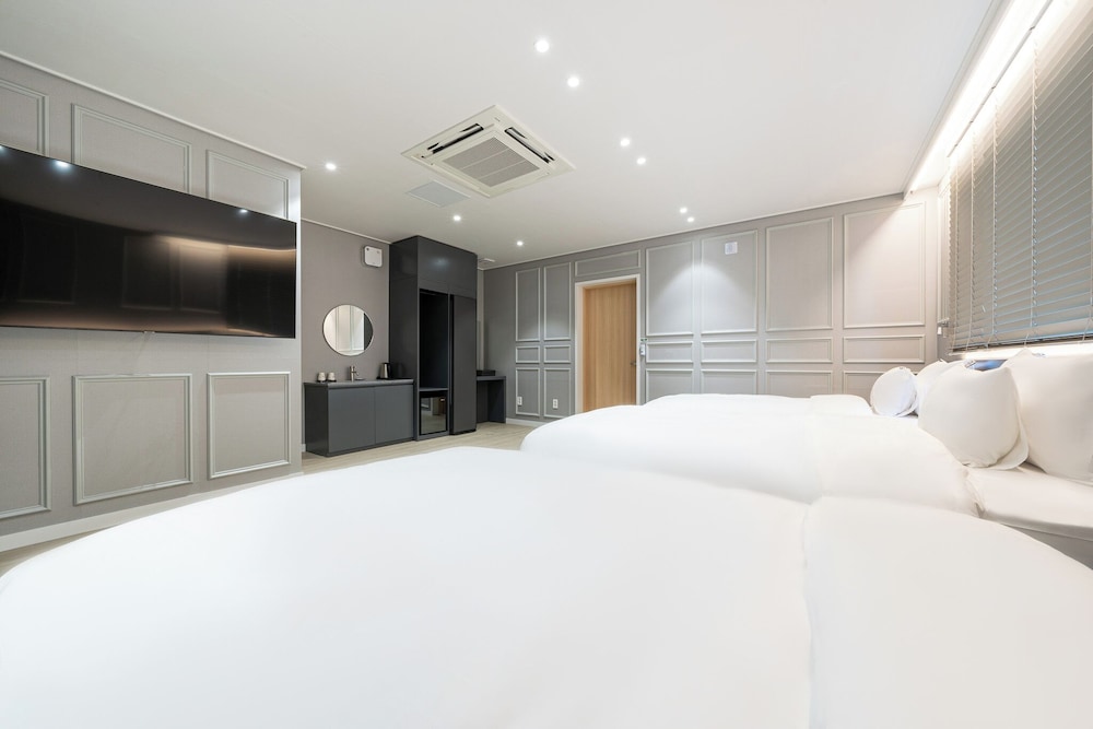 Signature Triple Room - Photo 8