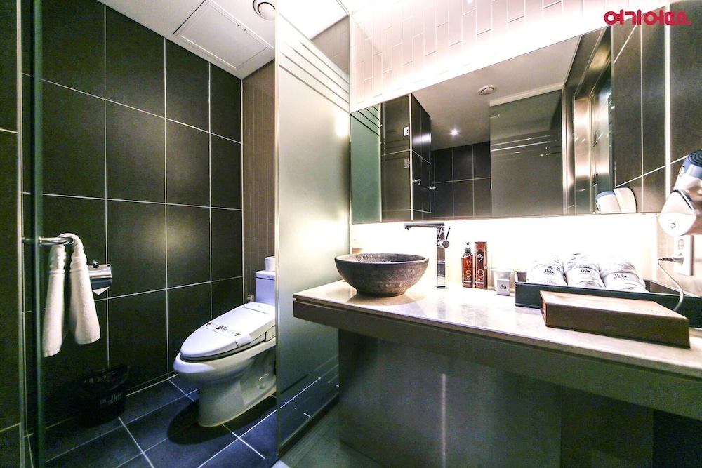 Deluxe Room (Extra fee applies for 2+ consecutive nights stay) photo 3