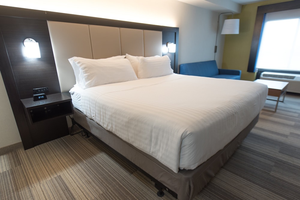 Suite, 1 King Bed (Walk-In Shower) - Photo 3