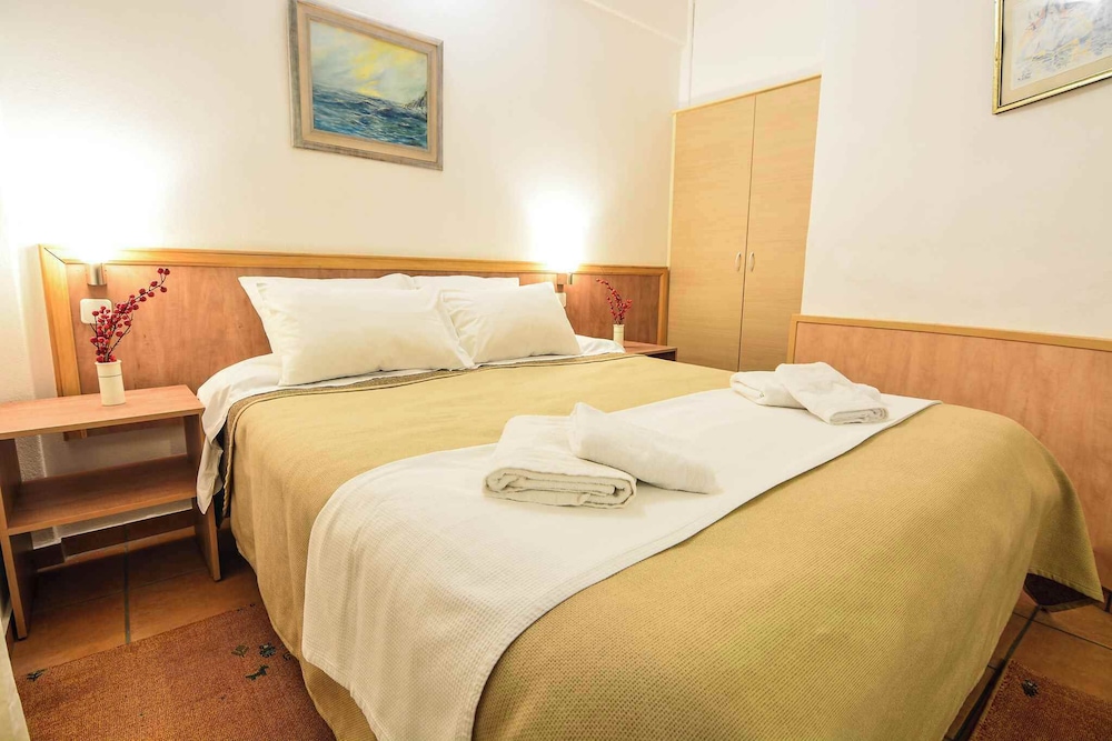 Deluxe Quadruple Room, Garden View