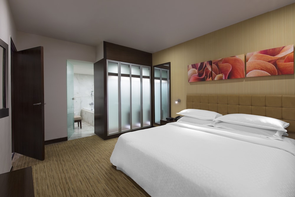 Executive Suite, 1 Bedroom - Photo 2