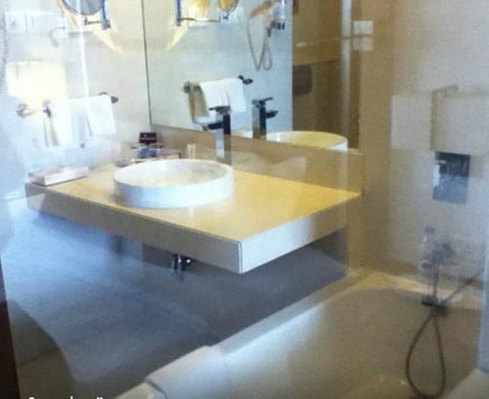 Deluxe Room with Bathtub - Photo 6
