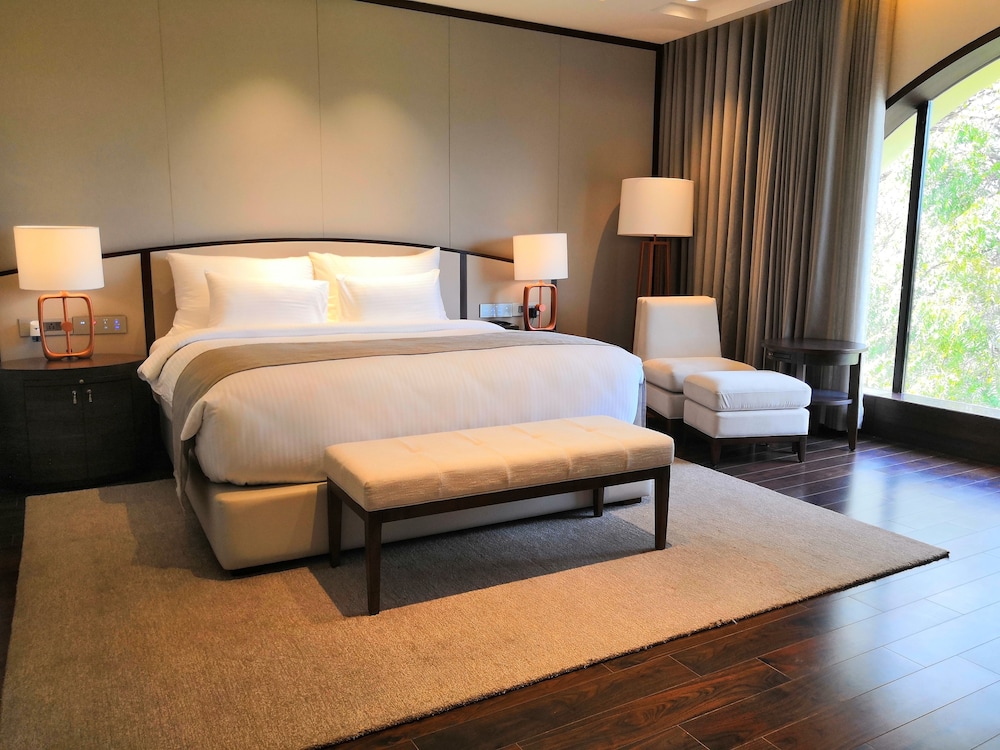 Luxury Suite, 1 King Bed, Golf View photo 1