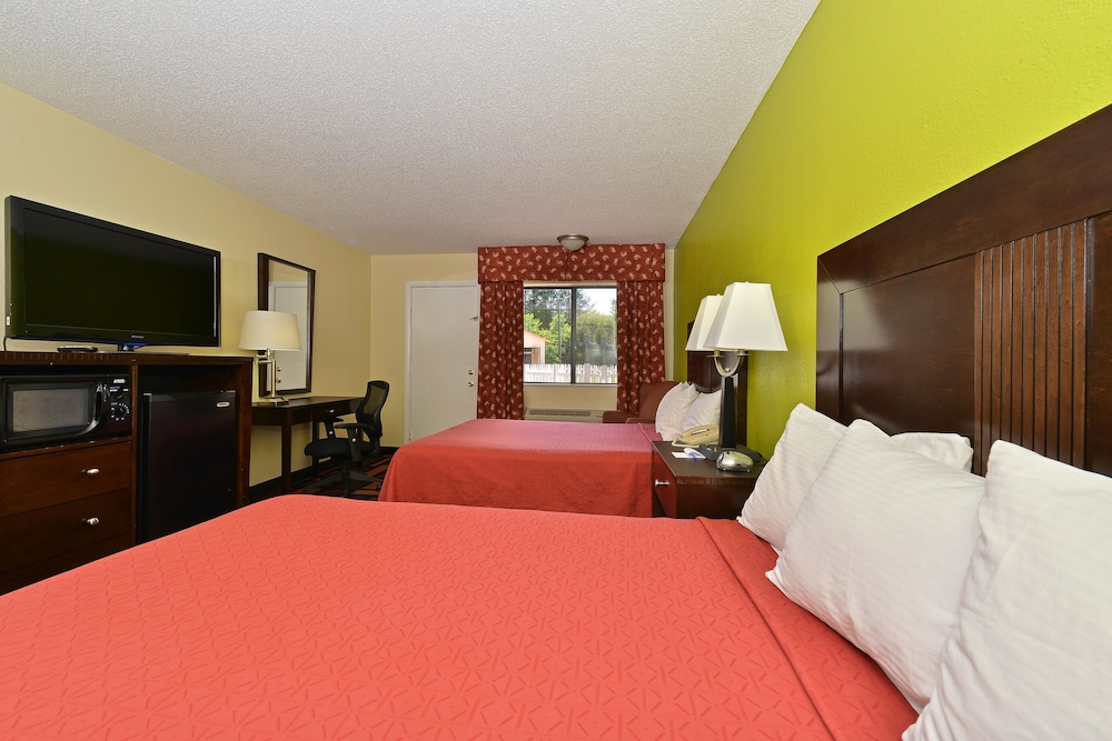 Room, 2 Queen Beds, Smoking - Photo 2