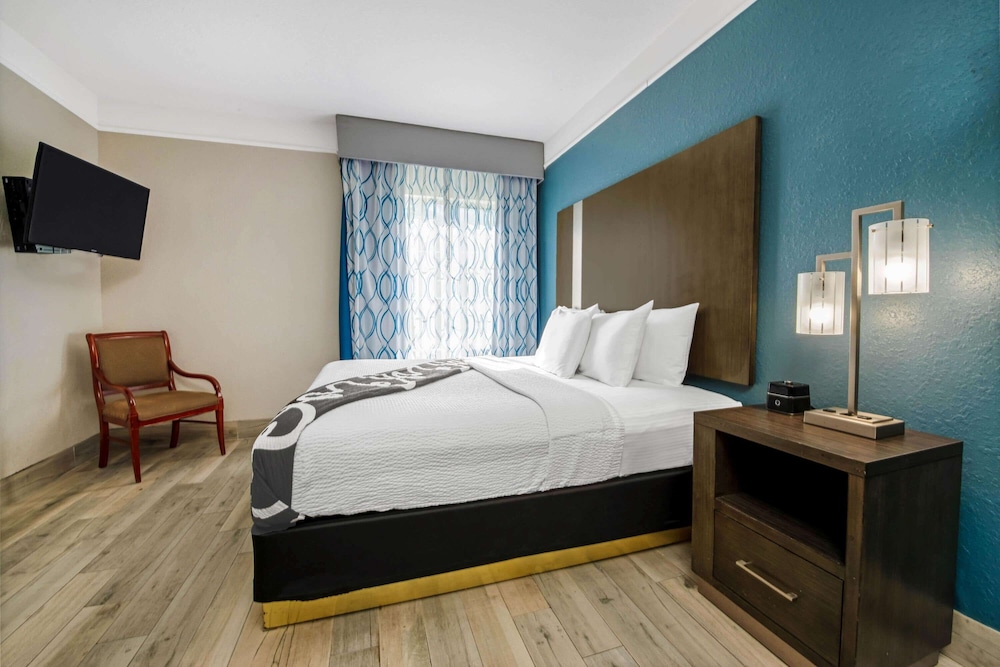 Suite, Multiple Beds, Non Smoking (Various Views) - Photo 4