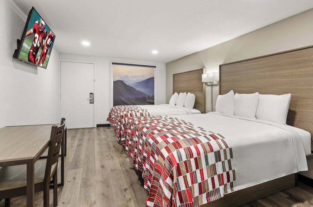 Deluxe Room, 2 Queen Beds, Smoking, Kitchenette photo 3