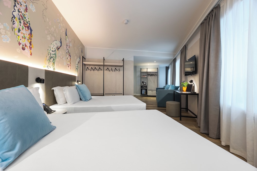 Family Room Queen Beds photo 2
