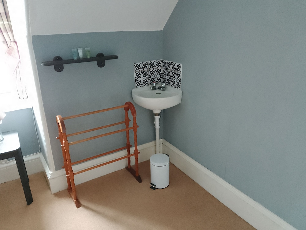 Basic Single Room, Shared Bathroom photo 2