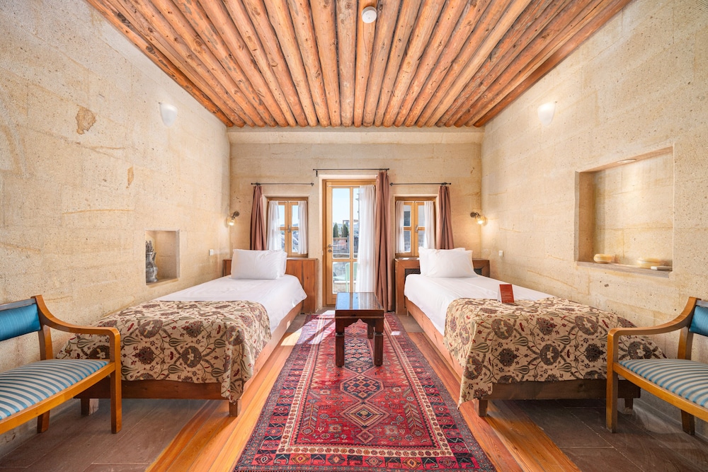 Room with Balcony - Photo 2
