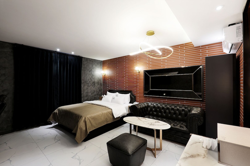 VIP Room - Photo 1