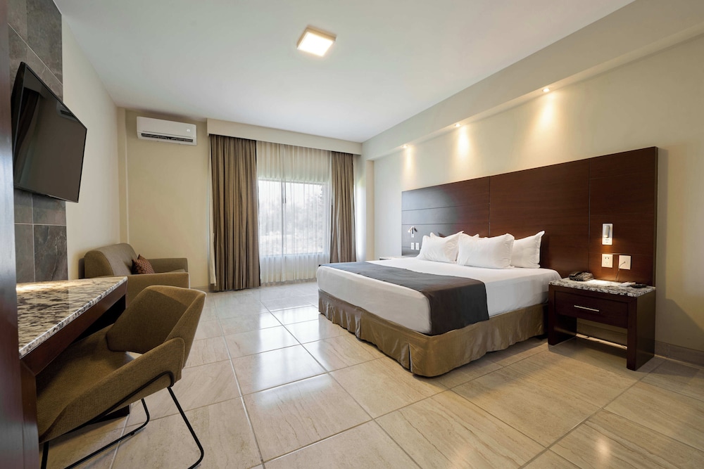 Business Suite, 1 King Bed with Sofa bed, Hot Tub (Suite Cam King tina de hidromasaje) photo 2