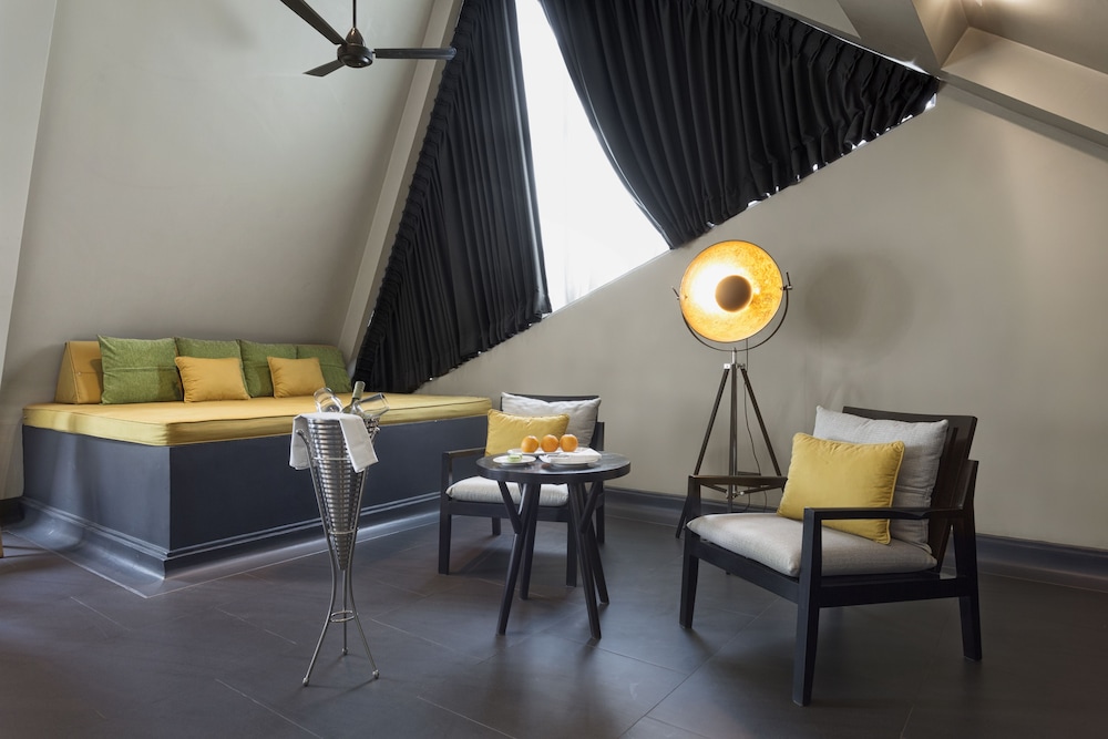 Deluxe Suite with Airport Pick-Up and Minibar photo 3