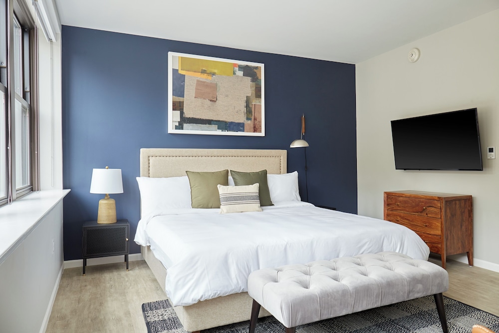 Deluxe Studio, 1 King Bed (Self Check-in with Virtual Front Desk) photo 3