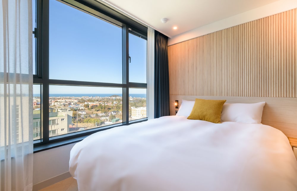 Standard Queen Ocean View