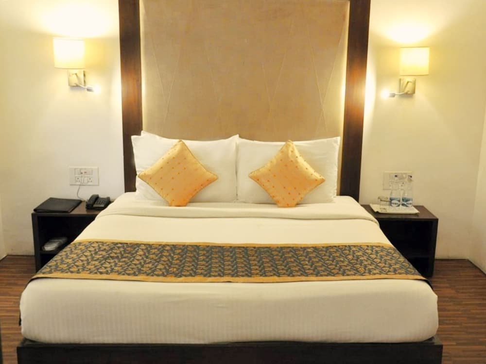 Premium Double Room, 1 King Bed, Non Smoking, Private Bathroom photo 2