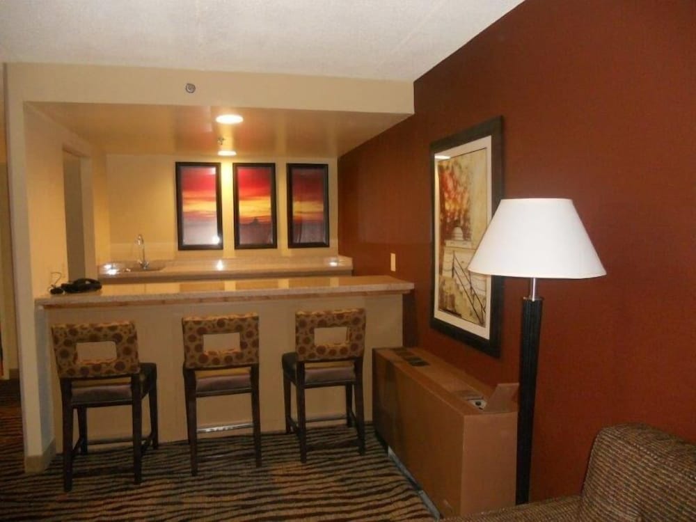 Suite, 1 King Bed - Photo 5