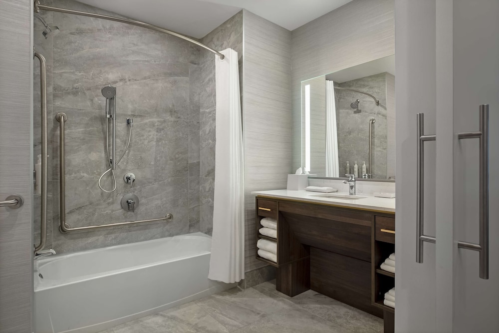 Suite, 1 Queen Bed, Accessible, Bathtub - Photo 3