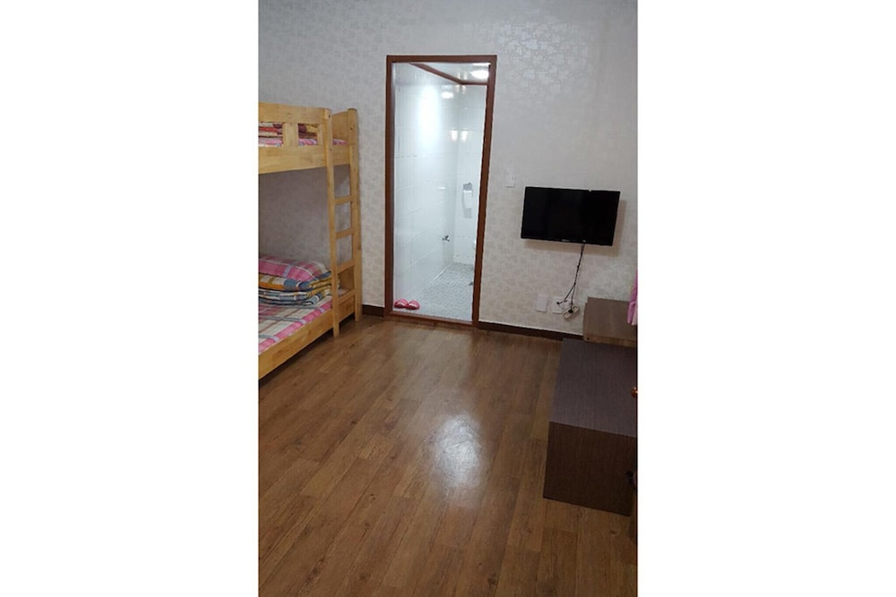 Room (203 Family Room)