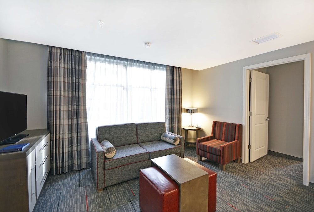 Premium Suite, 1 King Bed, Accessible, Bathtub - Photo 4