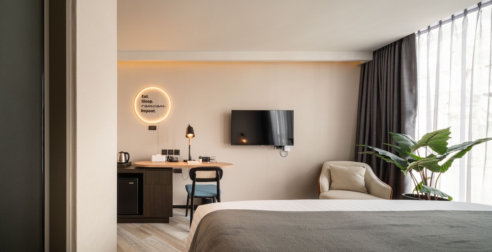 Superior Room, 1 King Bed, Non Smoking, City View photo 3