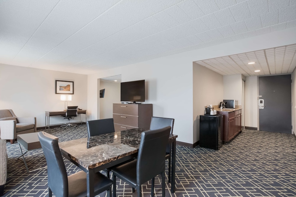 Suite, 1 King Bed, Non Smoking, Refrigerator & Microwave - Photo 1