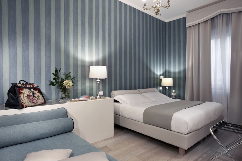 Classic Triple Room, 1 Double Bed with Sofa bed, Courtyard View - Photo 3