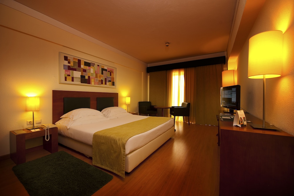 Twin Room (2 Adults + 1 Child) - Photo 4